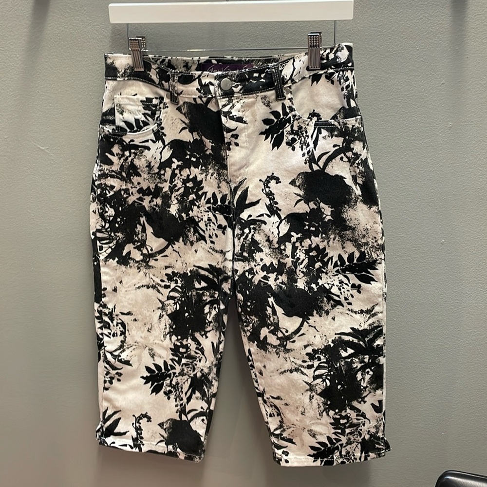 Gloria Vanderbilt black and cream colored shorts